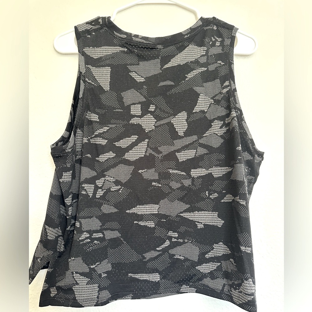 Lululemon- Black Camouflage training top, size 6-10 - Picture 3 of 10